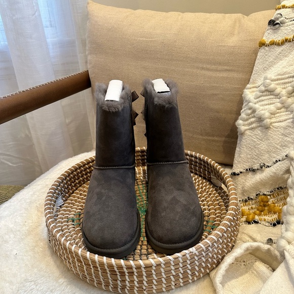 NWT Grey Ugg’s Bailey Bow - Picture 3 of 5